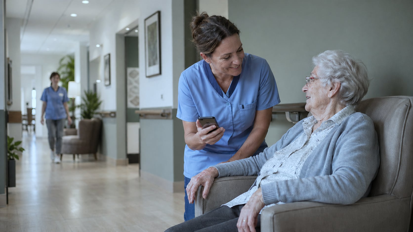 Échange entre une direction de maison de repos et l'équipe Healthcall autour d'un dossier de déploiement, ambiance d'un établissement belge contemporain